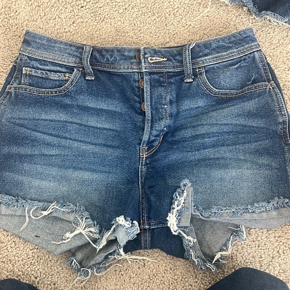 Hollister embroidered H Logo. High rise boyfriend short vintage.